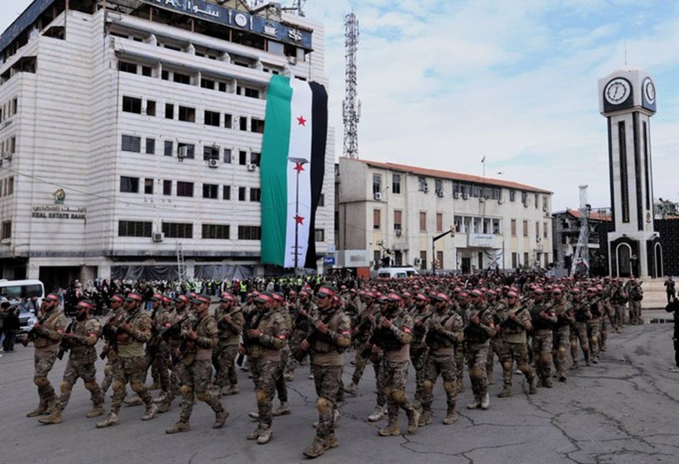 إسرائيل تعقد اجتماعات طارئة وتهدد بخطوات رسمية ضد دمشق بعد هتافات الجيش السوري المؤيدة لغزة