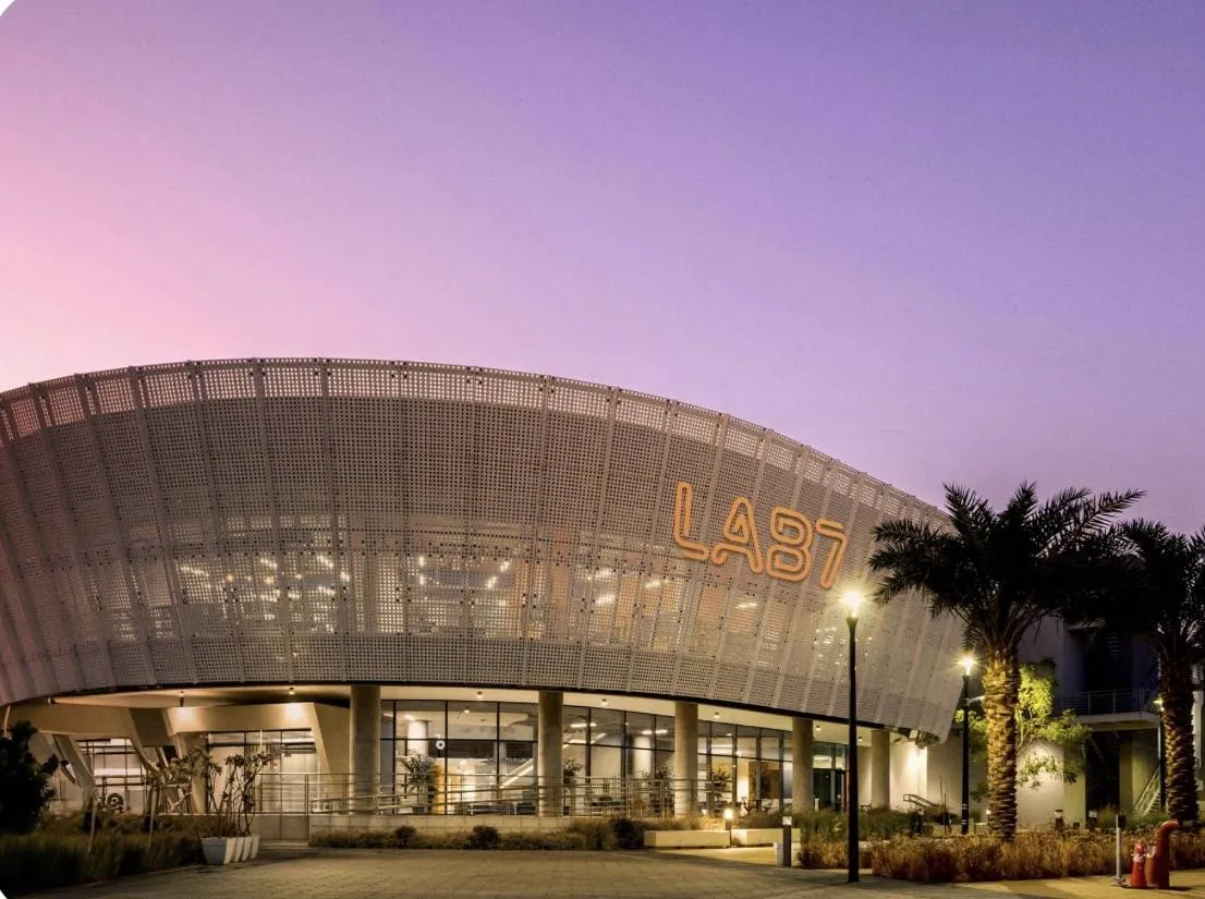 شركة فنلندية تطور بطاريات تخزين طويلة الأمد بدعم استثماري تقوده «لاب7»