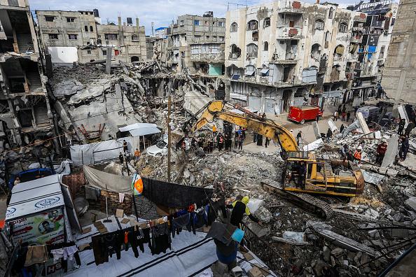 انتشال 25 شهيدًا من تحت أنقاض منزل مدمّر في خان يونس