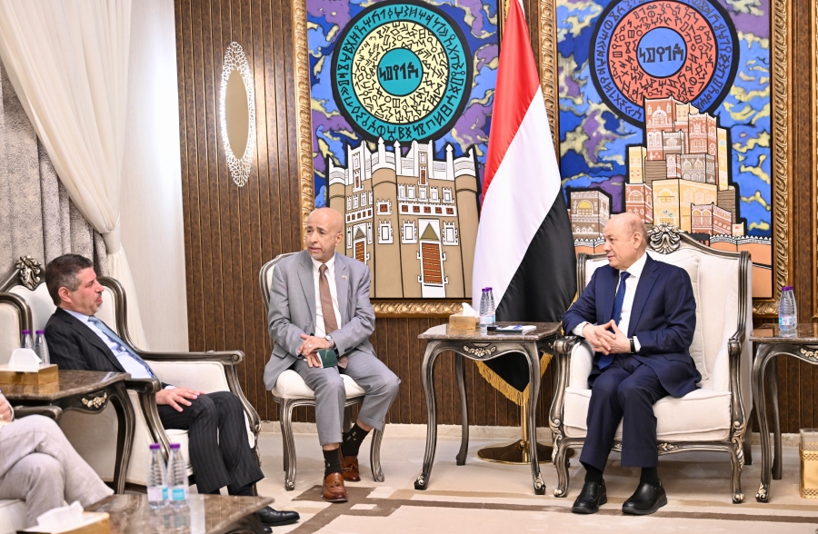 العليمي يحذر من فرض الامر الواقع ويؤكد حصرية القرار العسكري بيد الدولة