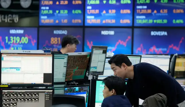أسواق آسيا تتباين في نهاية العام وترقب لسياسة الفيدرالي الأمريكي