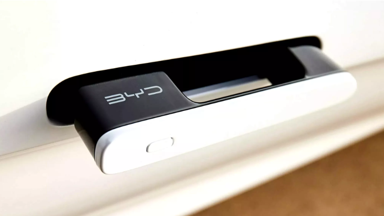 الصين تعيد تعريف تصميم السيارات: حظر مقابض الأبواب الخفية اعتباراً من 2026