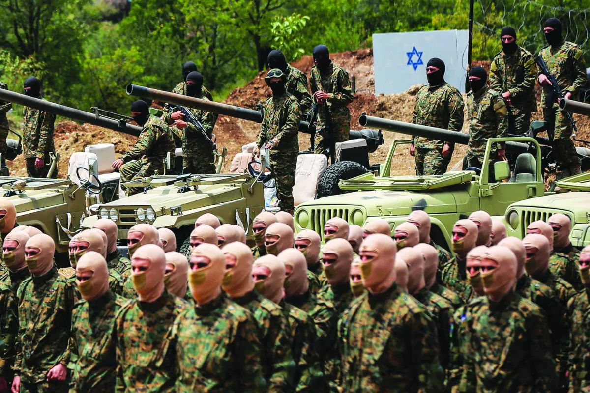 نصائح الفرصة الأخيرة لـ«حزب الله» لتسليم سلاحه... فهل يتجاوب؟    يقف «حزب الله» أمام اختبار جدي ربما يكون الفرصة الأخيرة لاستجابته للنصائح المصرية  القطرية  التركية التي أُسديت له لوضع سلاحه بعهدة الدولة تطبيقاً لحصريته. أم أنه لن يكترث لها ولن يأخذها على محمل الجد لتجنيب لبنان ضربة إسرائيلية تؤدي إلى تعميق الهوّة بينه وبين الأكثرية الساحقة من اللبنانيين والمجتمع الدولي. ويفقد الحماية التي توفرها له الحكومة؛ كونها الملاذ الأخير بانخراطه في الدولة. بدلاً من وضع أوراقه في السلة الإيرانية. وهذا ما خلصت إليه الأطراف العربية والإقليمية. وقبلها الدولية. التي تتواصل معه مباشرة أو بالواسطة. إلا في حال أعاد النظر في حساباته بدقة بدلاً من رفع سقوفه السياسية التي يصر عليها أمينه العام نعيم قاسم.  فـ«حزب الله»  كما تقول مصادر وزارية مواكبة للنصائح التي أُسديت له حالياً. وقَبلاً من معظم الموفدين الأجانب إلى لبنان. وسفراء عدد من الدول الأوروبية  لم يعد أمامه من خيار سوى تسليمه بحصرية السلاح؛ لأن البديل. حسب تأكيدها لـ«الشرق الأوسط». سيرتب على البلد مزيداً من الضغوط الإسرائيلية بالنار في ظل الاختلال في ميزان القوى بفقدان «حزب الله» لقواعد الاشتباك وتوازن الردع مع إسرائيل قبل أن يقرر منفرداً إسناده لغزة.  وأكدت المصادر الوزارية بأن السفير الأميركي لدى لبنان ميشال عيسى يشارك في إسداء النصائح بطريقة غير مباشرة لـ«حزب الله». وهذا ما دعا الرئيس السابق للحزب «التقدمي الاشتراكي» بعد استقباله بحضور عضو اللقاء الديمقراطي النائب وائل أبو فاعور. إلى تشديده على أن الوحدة الداخلية تبقى فوق كل اعتبار. ولا نقاش في حصرية السلاح.  The @Lebarmyofficial’s expanded presence in the south and ongoing efforts to restore state sovereignty across the country represent critical steps forward for Lebanon’s stability. Ambassador Issa discussed in his meeting with Defense Minister Michel Menassa the LAF’s pivotal... pic.twitter.comUJEdIs0e9s  — U.S. Embassy Beirut (@usembassybeirut) December 30#44; 2025  ولفتت إلى أن «حزب الله» قبل إسناده لغزة هو غيره الآن بعد تراجع قدراته العسكرية التي يحاول استعادتها. وإلا لماذا وافق على اتفاق وقف الأعمال العدائية. بتفويضه لـ«أخيه الأكبر» رئيس المجلس النيابي نبيه بري. الذي توصل إليه مع الوسيط الأميركي آنذاك أموس هوكستين. ودعته إلى التدقيق في حساباته الميدانية بلا مبالغة لعله يستجيب للنصائح وعدم التعاطي مع الانفتاح عليه من قِبل بعض الدول من زاوية أن المتصلين به يبدون تفهّماً لاحتفاظه بسلاحه.  وأملت المصادر بألا تكون النصائح التي أُسديت للحزب هي الفرصة الأخيرة. وأن تمديدها يتطلب منه إعادة النظر في مواقفه بلا مكابرة. وأن يقف خلف الدولة في خيارها الدبلوماسي باتباعها التفاوض السلمي مع إسرائيل لتقوية موقفها. بما يتيح للبنان الضغط على الولايات المتحدة الأميركية لإلزامها بتعهدها بانسحاب إسرائيل. وقالت بأن قاسم لم يكن مضطراً إلى رفع سقفه السياسي باحتفاظه بسلاحه استباقاً للقاء الرئيس الأميركي دونالد ترمب برئيس وزراء إسرائيل بنيامين نتنياهو؛ لأنه برفعه وفّر مادة دسمة للأخير لتبرير توسعته للحرب.  وسألت: لماذا لم يتريّث قاسم بدلاً من إصراره على رفع سقفه السياسي ليكون في وسعه بأن يبني على الشيء مقتضاه. خصوصاً وأن عدم تمهله ليس في محله. وكان حرياً به إعطاء الدولة فرصة مع وقوف لبنان على مشارف اجتماع لجنة الـ«ميكانيزم» في نهاية الأسبوع الأول من العام الجديد الذي يمكن أن يشارك فيه المبعوث الخاص للرئيس الفرنسي إلى لبنان جان إيف لودريان المتوقع وصوله إلى بيروت عشية انعقادها. حسب تأكيد المصادر الوزارية لـ«الشرق الأوسط». ما لم يعدل عن مجيئه. كما هو مقرر. ليومين في 7 و8 من يناير (كانون الثاني) 2026؟    الأمين العام لـ«حزب الله» نعيم قاسم (رويترز)    كما سألت: هل كان مضطراً أيضاً إلى استباق اجتماع مجلس الوزراء المخصص للاستماع إلى تقرير قائد الجيش العماد رودولف هيكل حول الإنجاز الذي حققه الجيش بمؤازرة قوات الطوارئ الدولية (يونيفيل) بانتشاره في المنطقة المحررة من جنوب نهر الليطاني في ضوء التقييم الذي سيصدر عن الـ«ميكانيزم»؟  وأكدت بأن الجيش حقق إنجازاً بانتشاره في جنوب النهر باعتراف قيادة الـ«يونيفيل» والـ«ميكانيزم». وكشفت عن أن رئيسها الجنرال الأميركي جوزف كليرفيلد أبدى ارتياحه لتعاونه مع الجيش الذي تمكّن في الآونة الأخيرة من وضع يده على نفق لـ«حزب الله» في عمق جنوب الليطاني. وعثر فيه. للمرة الأولى. على صواريخ بعيدة المدى. وقالت بأن الجيش يتّبع في بحثه عمّا تبقى من منشآت عسكرية للحزب أكانت فوق الأرض أو تحتها. سياسة القضم والهضم في آن معاً.    دبلوماسيون عاينوا نفقاً لـ«حزب الله» حيّده خلال جولة الجيش اللبناني في منطقة جنوب الليطاني (مديرية التوجيه)    ورأت المصادر بأن لبنان يتحرك لئلا تكون الفرصة التي أُعطيت لـ«حزب الله» بتسليم سلاحه هي الأخيرة. انطلاقاً من أن مجلس الوزراء يستعد للانتقال لتنفيذ المرحلة الثانية من الخطة التي وضعتها قيادة الجيش لتطبيق حصرية السلاح في المنطقة الممتدة من شمال النهر حتى الأولي. وقالت بأن التحضير لن يكون مقروناً بتحديد جدول زمني لإنجازها. بمقدار ما أن الحكومة تريد تمرير رسالة بأنها على تعهدها بحصرية السلاح وتتوخى منها تمديد فترة السماح بما يفتح الباب أمام التواصل مع الحزب لإقناعه بالانخراط في الدولة بموافقته على تسليم سلاحه.  فتسليمه بلا شروط يبقى الممر الوحيد لتوفير الحماية له وللبلد لئلا يطيح فرصة إنقاذه؛ ما يقحمه في حرب لا يريدها ويترتب عليها أكلاف مادية وبشرية لا قدرة على تأمين كلفتها لربط المجتمع الدولي مساعدته. لإعمار البلدات المدمرة. باحتكار الدولة للسلاح أساساً لبسط سلطتها على أراضيها كافة تطبيقاً للـ1701.    لبنانيون يعودون إلى الضاحية الجنوبية لبيروت في 27 نوفمبر 2024 إثر دخول اتفاق وقف إطلاق النار حيز التنفيذ (أرشيفية  إ.ب.أ)    واستغربت إصرار الحزب على تركيز حملاته السياسية على رئيس الحكومة نواف سلام واتهامه بارتكاب خطيئة بتنفيذه أوامر أميركية  إسرائيلية. وسألت: ما الفارق بين موقفه وموقف رئيس الجمهورية العماد جوزيف عون بتأكيده في كل المناسبات بأن قرار حصر السلاح قد اتُّخذ ولا رجوع عنه. وأن تنفيذه يخضع للظروف؟ كما سألت: لماذا لا يعامل سلام كما يعامل عون؟ هل لأنه يحرص على استمرار الحوار معه رغم أنه أصبح متقطعاً ولم يحقق الغرض المنشود منه باستيعابه للحزب وطمأنته على مستقبله أساساً في المعادلة السياسية ما لم يقلع عن شرائه للوقت وإيداع سلاحه لدى إيران. وهذا ما توصل إليه جميع الذين يسدون نصائحهم له بعدم إضاعة الفرصة الأخيرة لتجنيب البلد ضربة إسرائيلية؟  وتمنت المصادر على قاسم بأن يوقف حروبه السياسية على الجبهات كافة باستهدافه خصومه وعدم أخذه بالنصائح بضرورة إسهامه في المساعي الرامية للملمة البلد ومنع تقطيع أوصاله سياسياً وجغرافياً. بدلاً من إقحامه في خيارات غير مدروسة أسوة بإسناده لغزة. كما دعته إلى لبننة مواقفه بدعمه إصرار عون على إبعاد شبح الحرب عن لبنان.  وقالت بأن أهمية انتشار الجيش في جنوب النهر تكمن بعودة السلطة أمنياً وإدارياً. وللمرة الأولى. إلى هذه المنطقة منذ أكثر من نصف قرن. أي من تاريخ توقيع لبنان مع «منظمة التحرير» على «اتفاق القاهرة» الذي كان وراء سلخها عن لبنان بتحويل منطقة العرقوب إلى «فتح لاند»! وشددت على أن جمع السلاح الفلسطيني اتُّخذ ولن يتوقف. وأن حركة «حماس» وأخواتها من الفصائل هم الآن في حصار سياسي لن يخرجوا منه ما لم ينضموا إلى منظمة التحرير بتجميع سلاحهم وتسليمه للسلطة.  استكمالاً لعملية تسلُّم السلاح من المخيمات الفلسطينية في مختلف المناطق اللبنانية. تسلَّمَ الجيش كمية من السلاح الفلسطيني من مخيم عين الحلوة. بالتنسيق مع الجهات الفلسطينية المعنية.شملت هذه العملية أنواعاً مختلفة من الأسلحة والذخائر الحربية. وقد تسلمتها الوحدات العسكرية المختصة... pic.twitter.comeVYcCkvUKS  — الجيش اللبناني (@LebarmyOfficial) December 30#44; 2025  وكشفت عن أن تسليم منظمة التحرير للجيش دفعة خامسة من سلاح حركة «فتح» الذي لم يكن خردة أو نسخة طبق الأصل عن الدفعات السابقة. بل تميزت بأنها دفعة نوعية احتوت على سلاح ثقيل. من بينه صواريخ من نوع «كورنيت» مضادة للدبابات والدروع.  if (isMobileDevice()) { document.write(<div id=divgptad33413684><div>); googletag.cmd.push(function() { onDvtagReady(function () { googletag.display(divgptad33413684); }); }); }