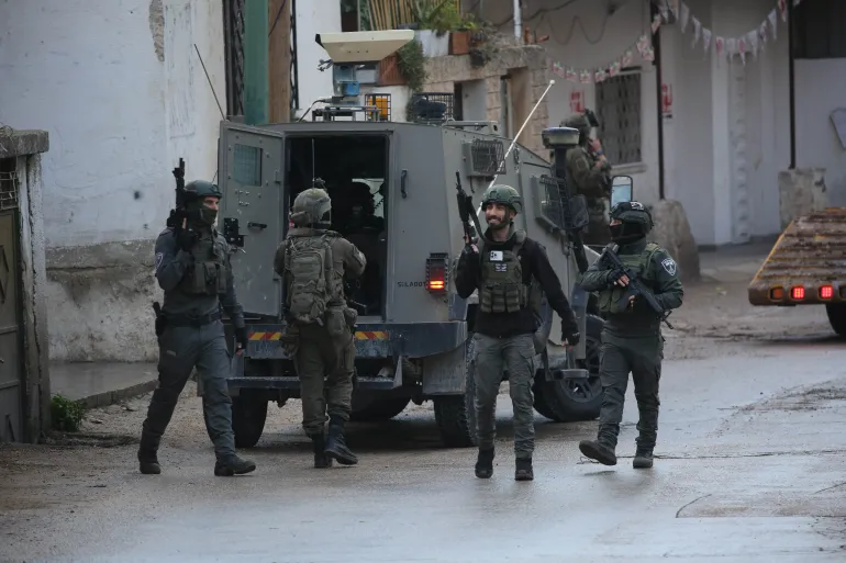 مجزرة اعتقالات فجر الخميس.. الاحتلال يختطف 34 فلسطينيا ويحول منازل لمراكز تحقيق