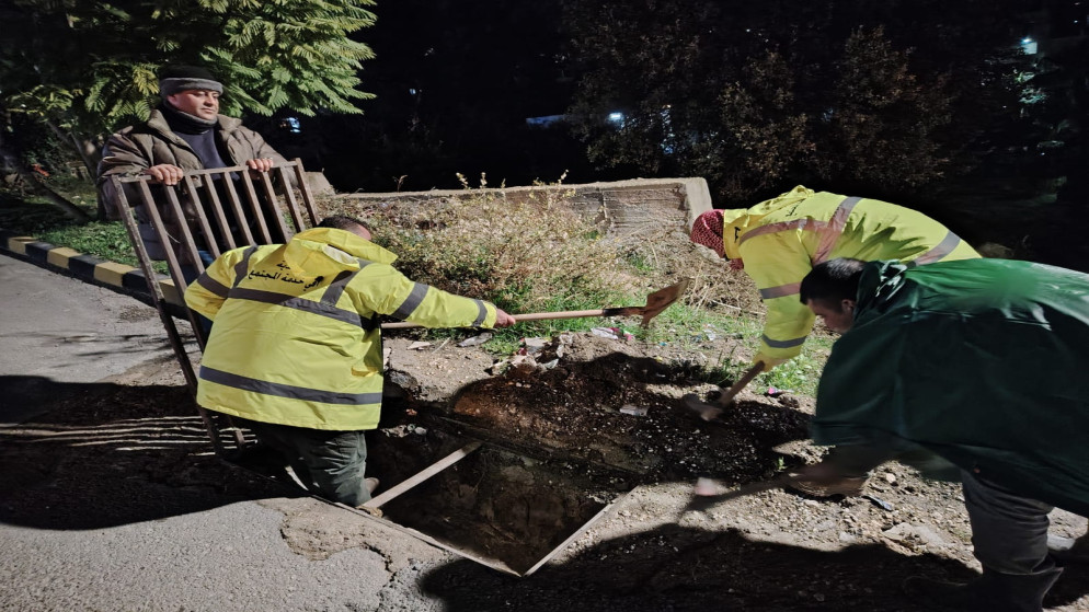 بلدية جرش الكبرى تتعامل مع عدة ملاحظات تركزت على تجمعات مائية وانجرافات في التربة