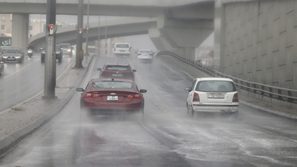 بدء تأثير المنخفض الجوي على الأردن ودعوات لتوخي الحيطة والحذر