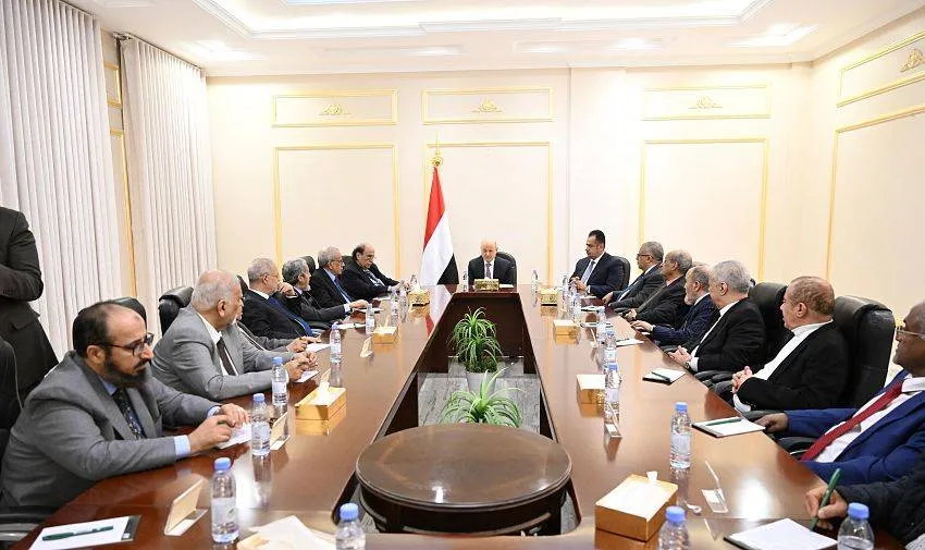 المجلس الانتقالي يبدأ انسحاباً في اليمن والعليمي يحذر من الالتفاف