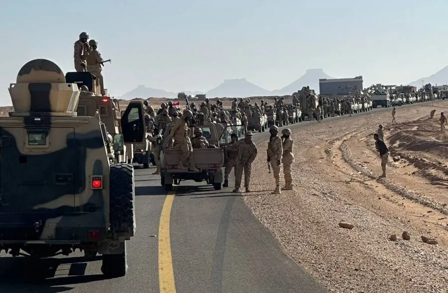 عملية استعادة معسكرات حضرموت: درع الوطن تتقدم والزبيدي يهدد بالانفصال
