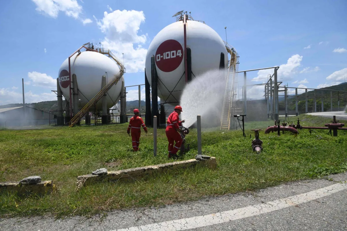 علاوة مخاطر جيوسياسية: مليون برميل في مرمى الخطر وترقب عالمي لقفزة سعرية تتجاوز 70 دولاراً