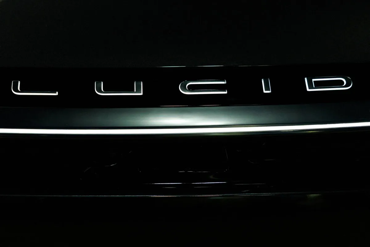 لوسيد تتحدى تباطؤ السوق بنمو قياسي في تسليمات 2025