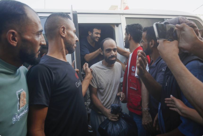 بالأسماء.. الاحتلال يفرج عن 10 أسرى من قطاع غزة