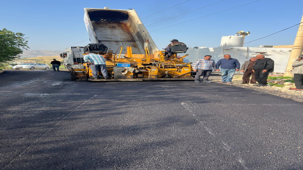 بلدية دير علا تباشر أعمال فتح وتعبيد شوارع