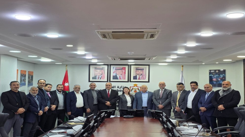 توقيع عقود عمل جماعية لتحسين المزايا الوظيفية لـ2800 موظف في خمس شركات كهرباء