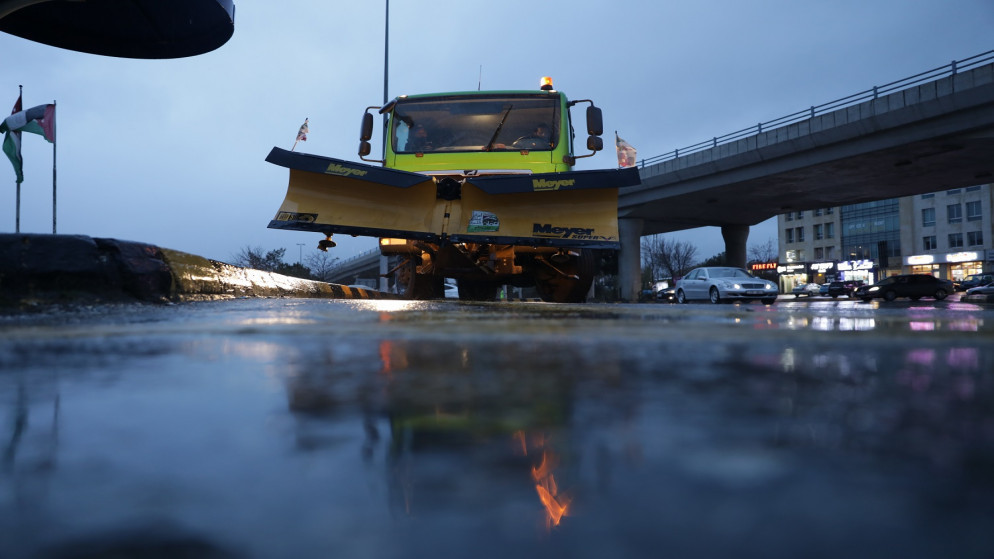 الأمن يحذر من المنخفض الجوي ويدعو للابتعاد عن الأودية ومجاري السيول