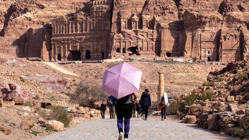 منح الأجانب القادمين للمملكة إقامة 3 أشهر بدلاً من شهر