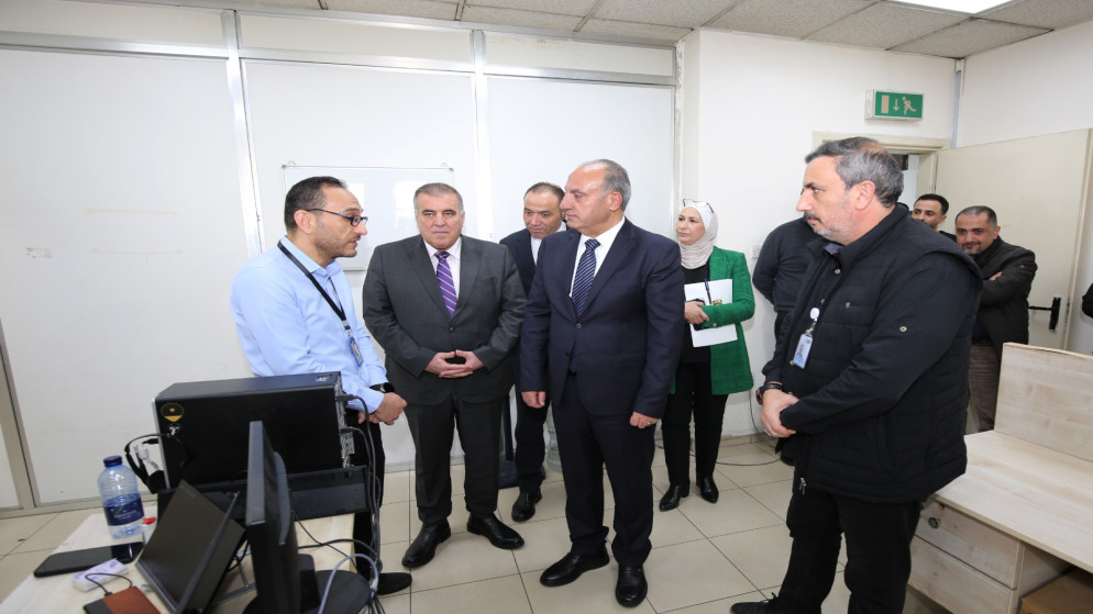 الشواربة يتفقد مديرية تكنولوجيا المعلومات بالأمانة