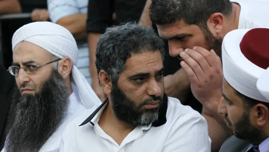 فضل شاكر وأحمد الأسير يخضعان لمحاكمة علنية في قضية محاولة قتل