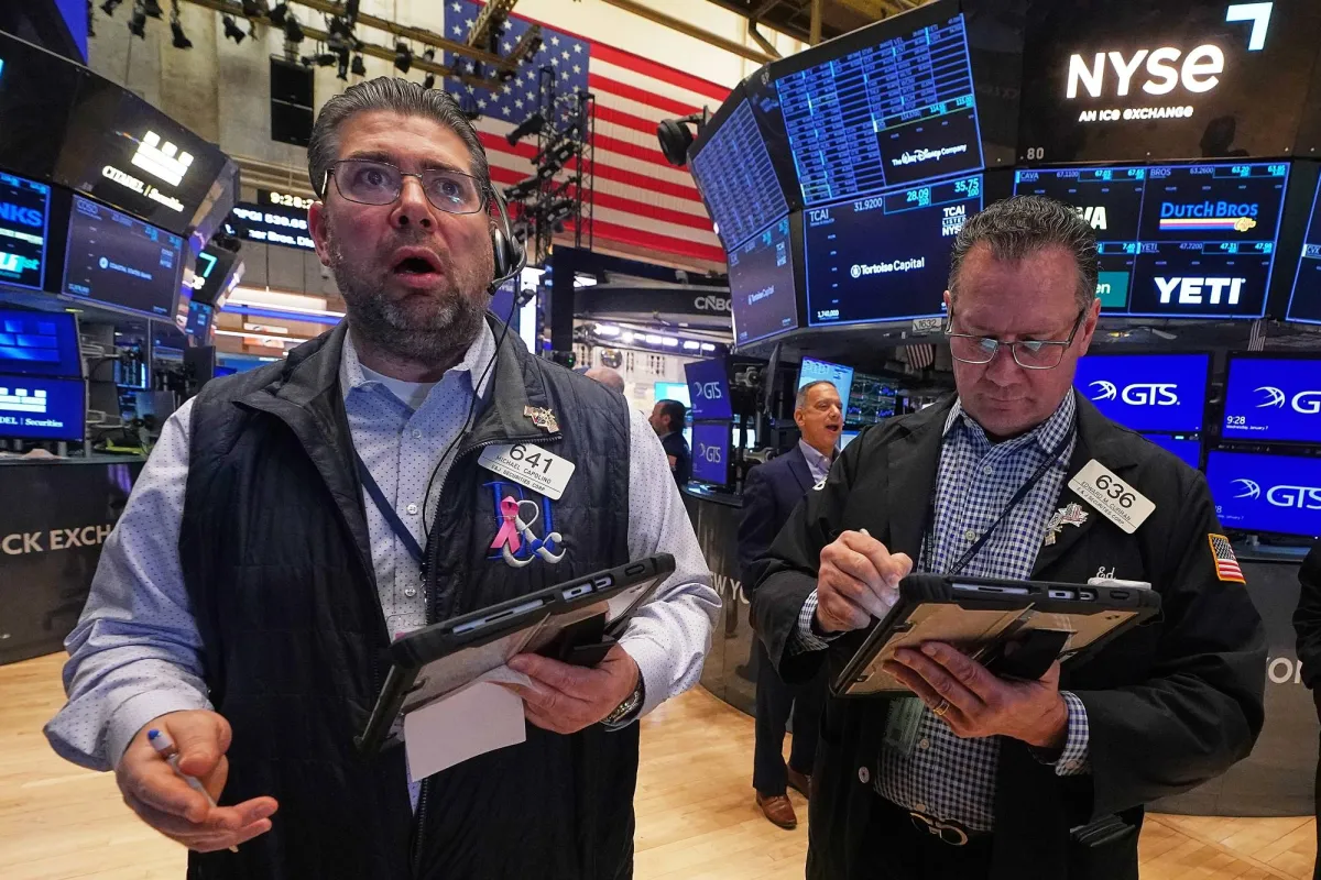 وول ستريت تتراجع وسط قلق من صدام بين ترمب والاحتياطي الفيدرالي