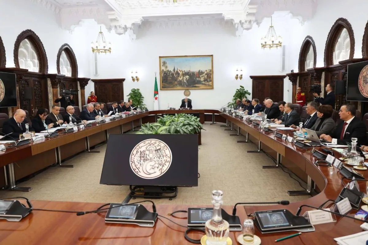 الجزائر تفتح باب العودة للمعارضين في الخارج بشروط.. والمواقف تتباين