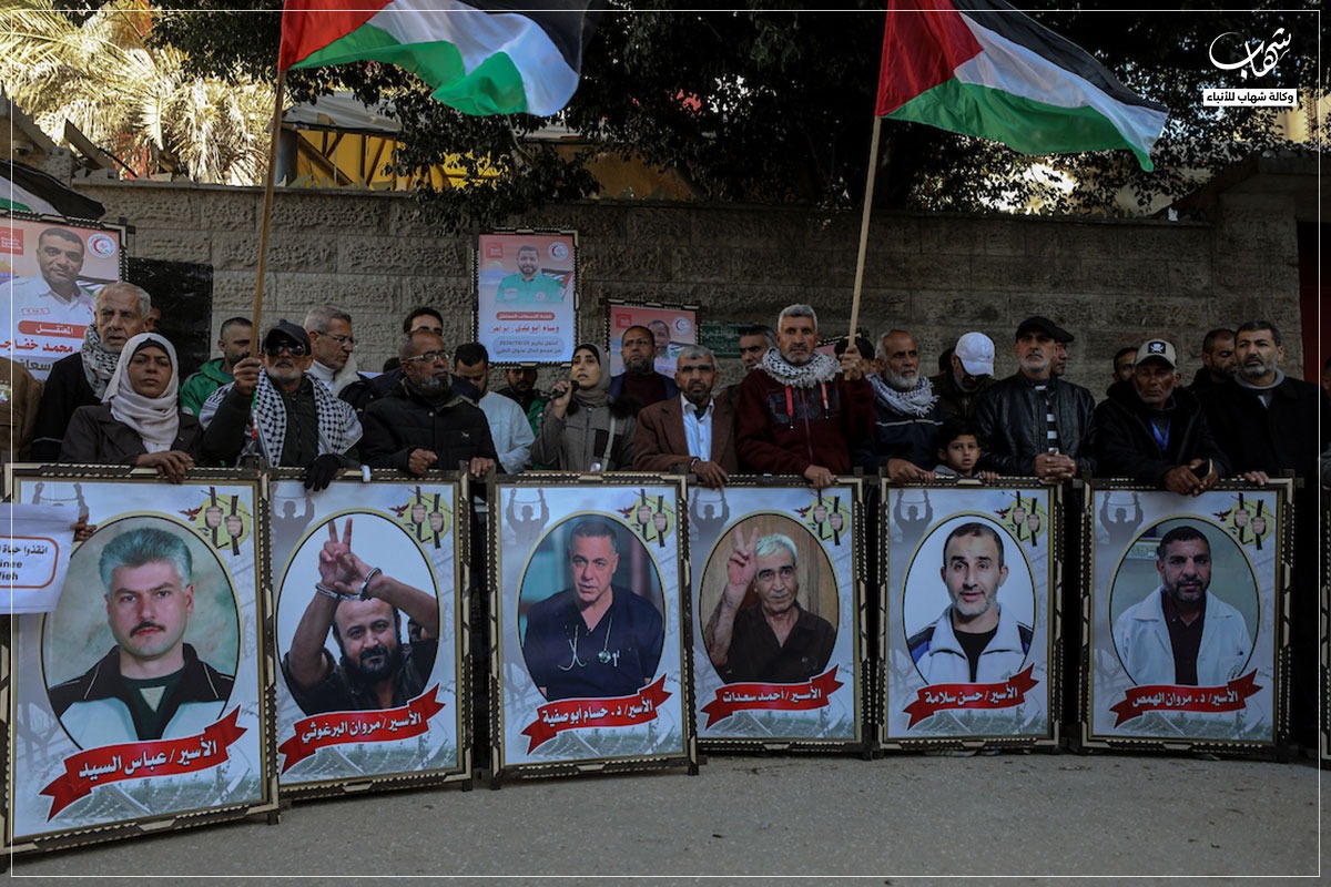 غزة: أهالي الأسرى يعتصمون أمام الصليب الأحمر للمطالبة بكشف مصير أبنائهم