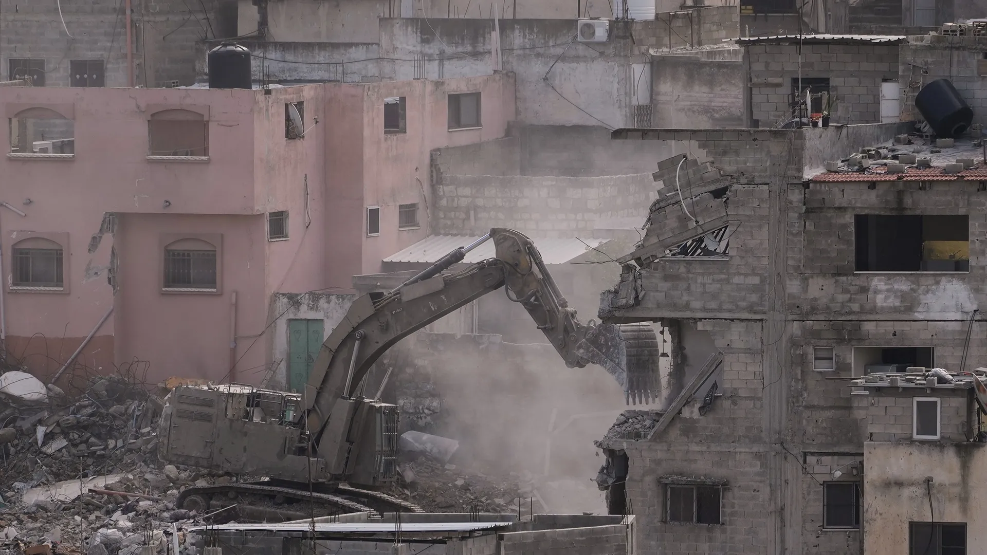 الاحتلال يهدم منزل عائلة شهيد في الخليل ويشن حملة اقتحامات بالضفة