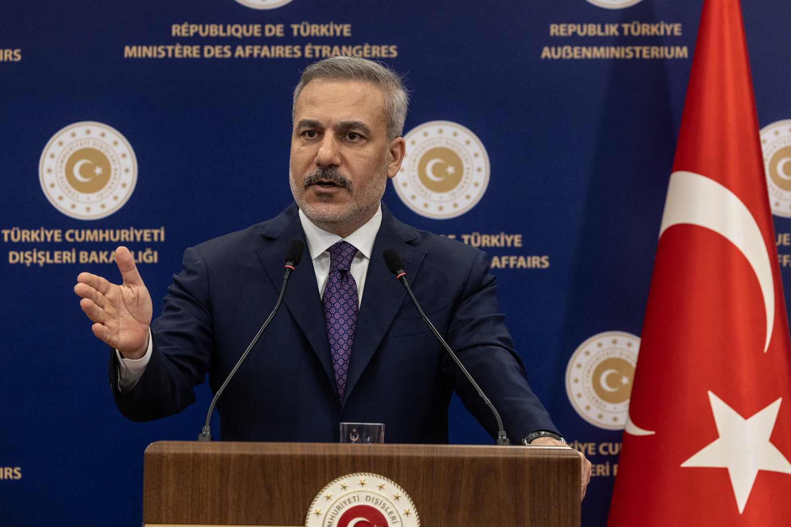 وزير الخارجية التركي يهاجم رئيس وزراء اليونان ويكشف سبب استحالة تطبيع العلاقات مع إسرائيل