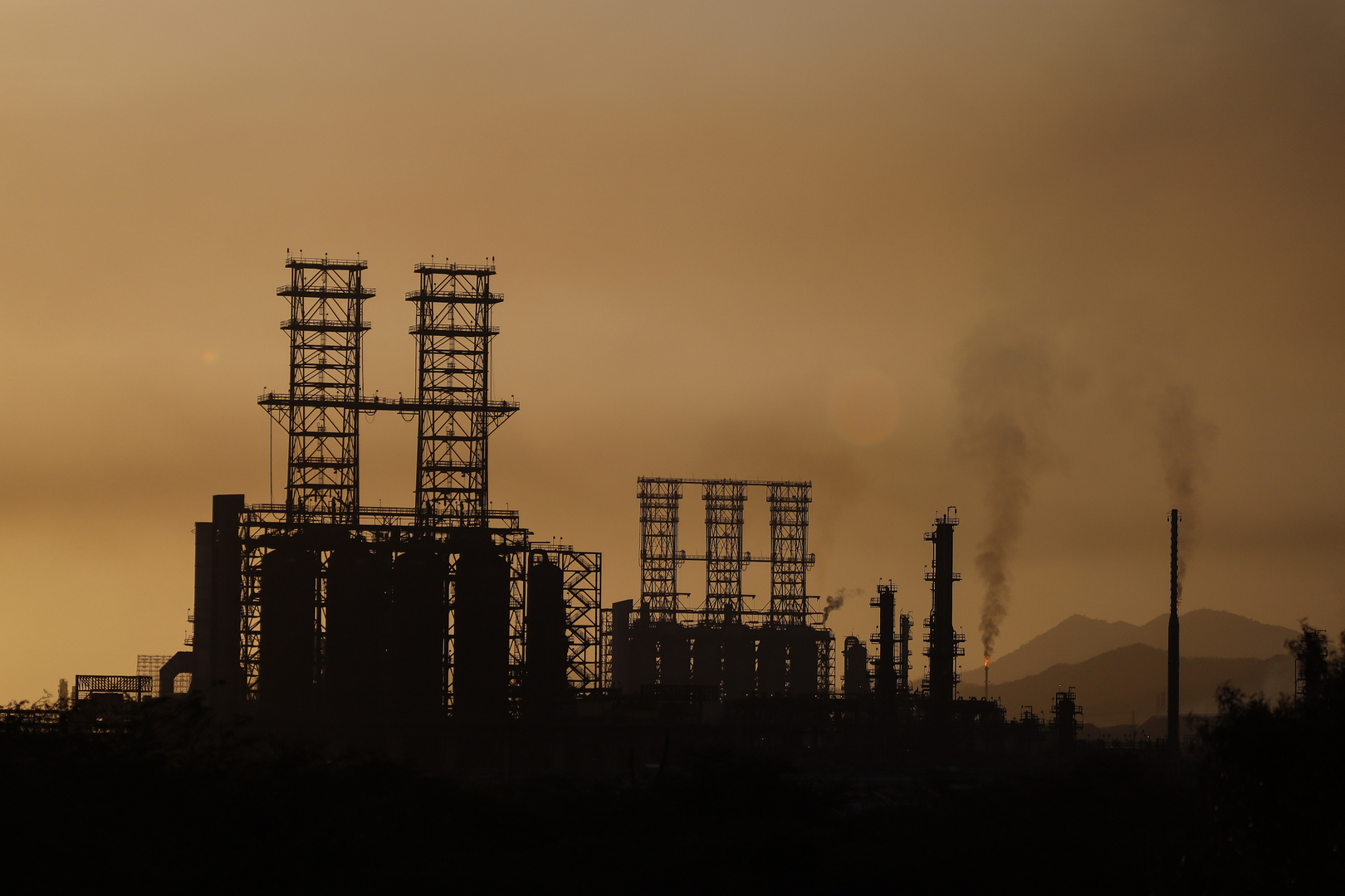 نفط فنزويلا الثقيل والمر: لماذا يتعارض هدف ترامب السياسي مع مصالح الشركات الأمريكية؟