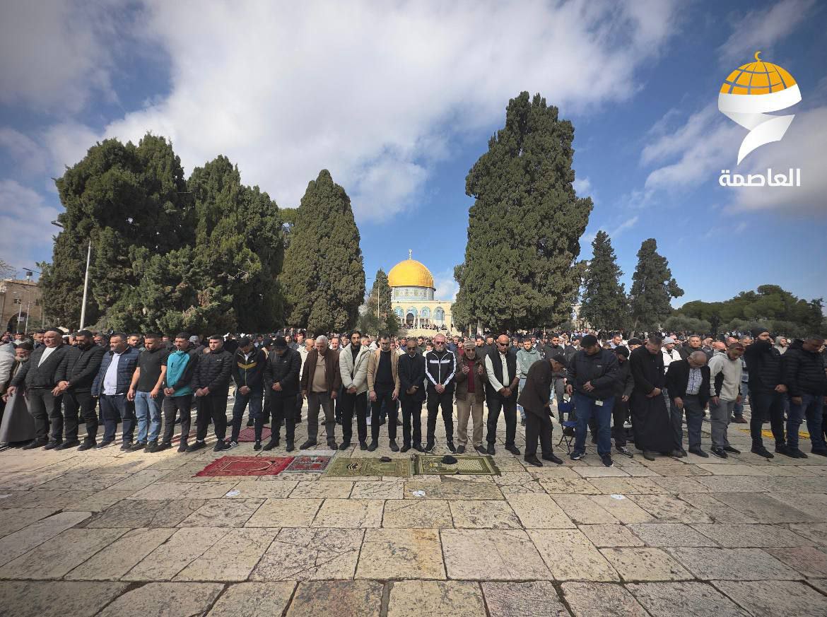 عشرات الآلاف يؤدون صلاة الجمعة في الأقصى رغم القيود الإسرائيلية المشددة