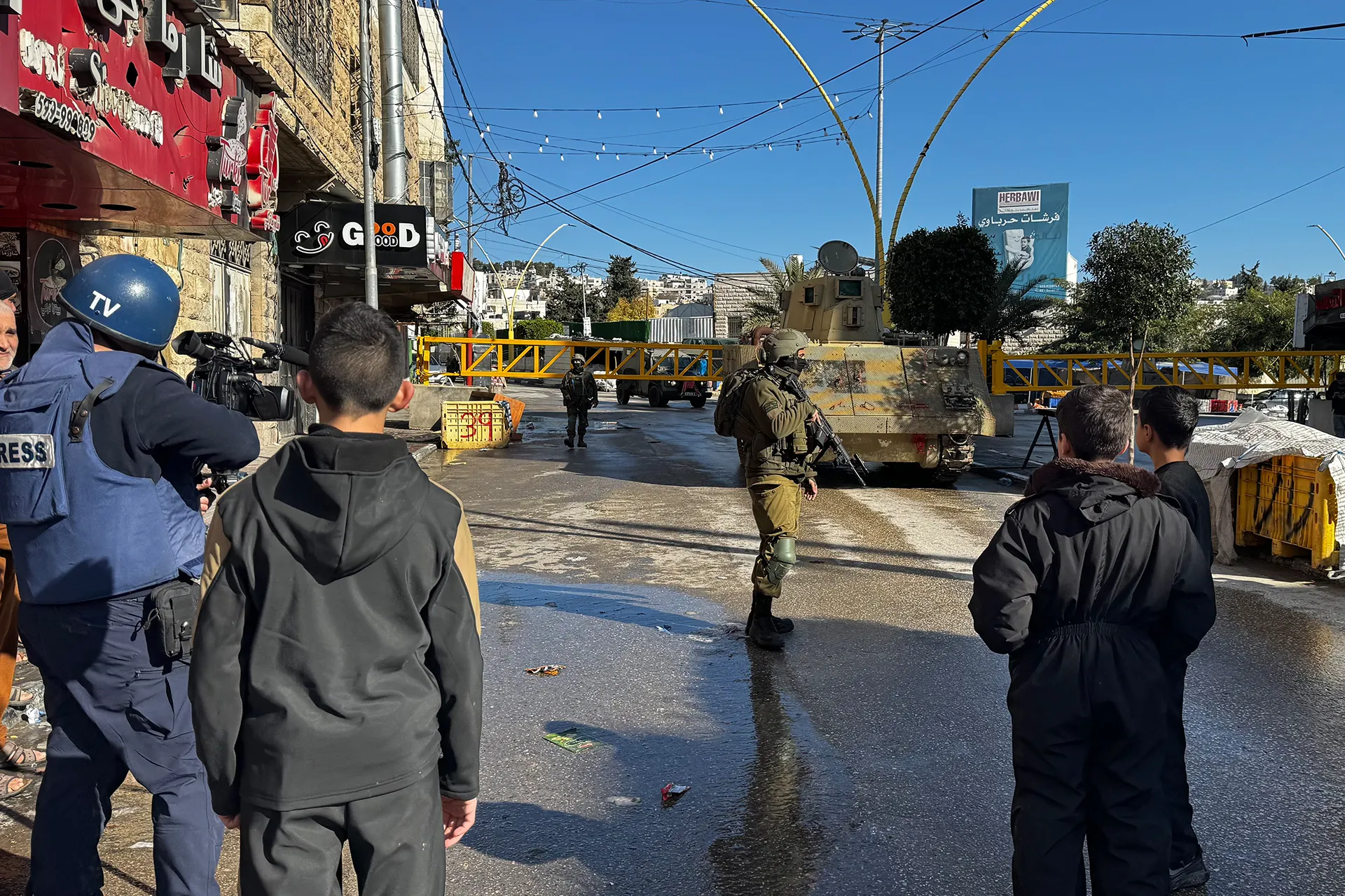 تحت شعار إنهاء الفلتان.. عملية عسكرية إسرائيلية واسعة في الخليل تثير مخاوف من ضم فعلي