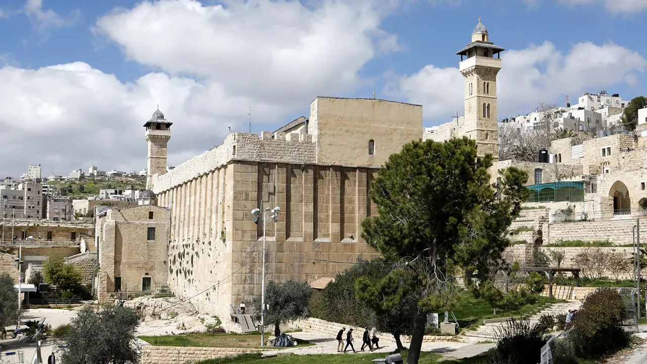 مدير الحرم الإبراهيمي يروي تفاصيل إبعاده: استهداف للمؤسسة الدينية بأكملها