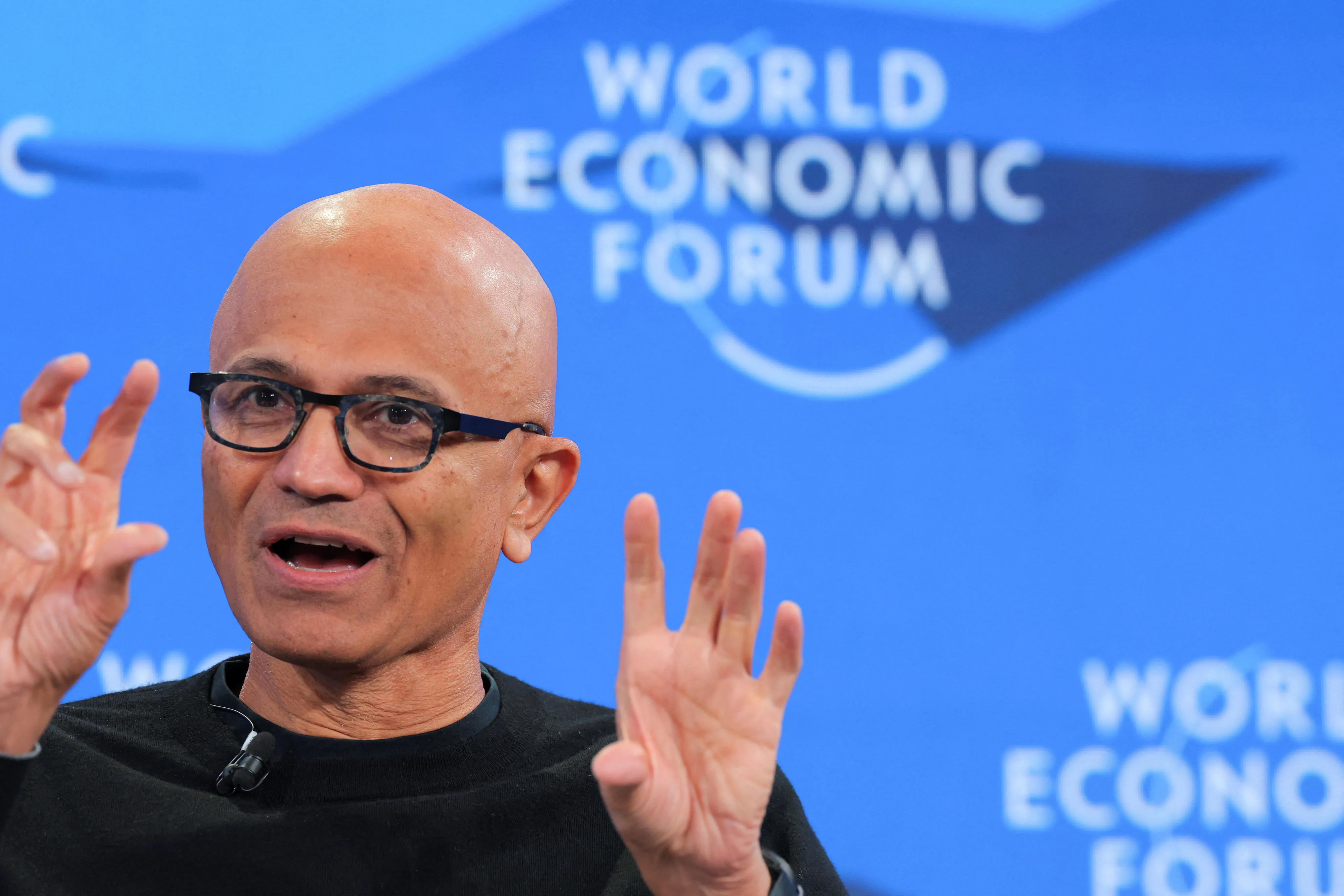ساتيا ناديلا من دافوس: الذكاء الاصطناعي يجب أن يثبت فائدته للمجتمع أو سيختفي