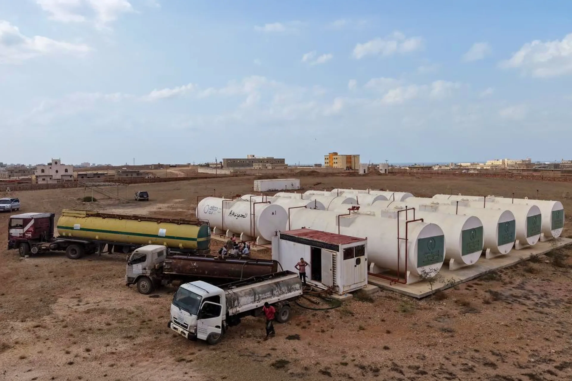 وصول أولى دفعات وقود المنحة السعودية إلى سقطرى لتشغيل محطات الكهرباء