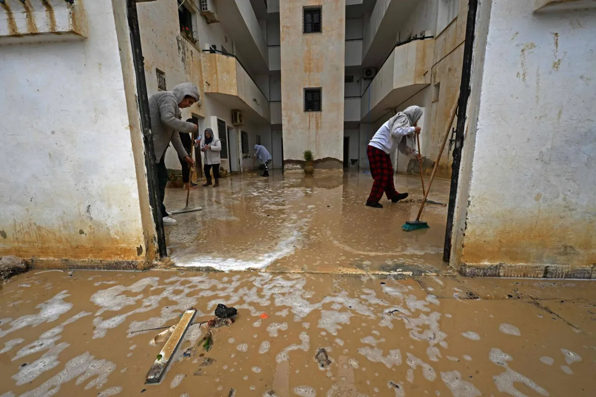 بعد الفيضانات.. تونس تطلق حملات بيئية لتنظيف السواحل المتضررة