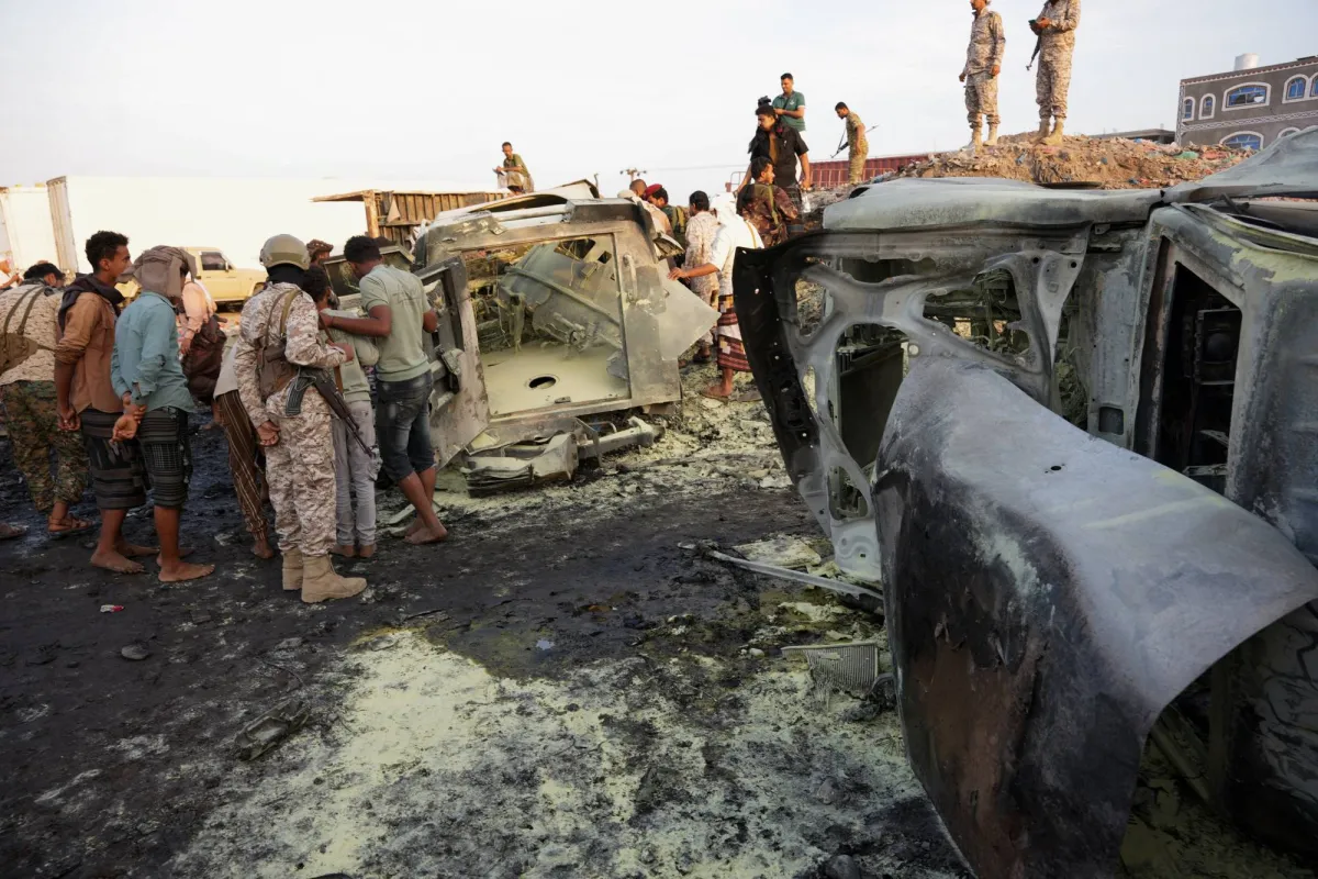 السعودية تخلي جرحى تفجير عدن الأخير جواً لتلقي العلاج    وصلت طائرة إخلاء طبي سعودية إلى العاصمة اليمنية المؤقتة عدن. السبت. ضمن مبادرة إنسانية عاجلة لنقل عدد من الجرحى ومرافقيهم. على خلفية التفجير الذي كان استهدف. الأربعاء الماضي. القائد العسكري في ألوية العمالقة العميد حمدي شكري الصبيحي. وأسفر عن سقوط ضحايا. وإصابات في صفوف مرافقيه.  وأفادت مصادر عسكرية في عدن بأن طائرة الإخلاء الطبي حطّت في مطار عدن الدولي. وسط تنسيق مسبق مع الجهات المعنية. حيث جرى نقل المصابين الذين تستدعي حالتهم الصحية رعاية طبية متقدمة. إلى جانب مرافقيهم. لاستكمال علاجهم في السعودية. وقد تمت عملية الإخلاء بسلاسة. وتنظيم عالٍ. عكست الجاهزية الطبية واللوجستية التي تتمتع بها فرق الإخلاء السعودية.  وتأتي هذه الخطوة في سياق الدور الإنساني المستمر الذي تضطلع به السعودية في دعم اليمن. وأبنائه. والذي يجسد نهجاً ثابتاً في الاستجابة السريعة للحالات الطارئة. وتقديم المساعدة الطبية والإنسانية. بعيداً عن أي اعتبارات سياسية. أو ظرفية.  وصول طائرة إخلاء طبي سعودية إلى عدن#المركز_الإعلامي_لقوات_درع_الوطنوصلت طائرة إخلاء طبي تابعة للمملكة العربية السعودية إلى العاصمة المؤقتة عدن في إطار لفتة إنسانية لنقل عدد من الجرحى ومرافقيهم على خلفية حادث أمني مؤسف استهدف القائد العسكري حمدي شكري.وتأتي هذه الخطوة في... pic.twitter.comVGqjPcbrpx  — قوات درع الوطن (@diralwatan) January 24#44; 2026  ويُنظر إلى هذه المبادرة بوصفها امتداداً لسلسلة من الجهود التي تبذلها السعودية للتخفيف من معاناة المدنيين. والعسكريين على حد سواء. في ظل الظروف الأمنية والإنسانية المعقدة التي تمر بها البلاد.  وأكدت مصادر طبية أن عملية نقل الجرحى شملت استكمال جميع الإجراءات الصحية والأمنية اللازمة. بما يضمن سلامة المصابين خلال الرحلة الجوية. ومواصلة تلقيهم الرعاية الطبية المطلوبة فور وصولهم.  كما أشادت الجهات المحلية بسرعة الاستجابة السعودية. وبدورها الفاعل في دعم القطاع الصحي اليمني. خصوصاً في الأوقات الحرجة التي تتطلب تدخلاً عاجلاً.  حضور إنساني دائم  يعكس وصول طائرة الإخلاء الطبي السعودية إلى عدن الحضور الإنساني الدائم للسعودية في اللحظات المفصلية. وترسيخها لمبدأ وضع الإنسان في مقدمة الأولويات. انطلاقاً من مسؤوليتها الأخوية تجاه الشعب اليمني.  كما يؤكد هذا التحرك أن الدعم السعودي لا يقتصر على الجوانب السياسية. والعسكرية. بل يمتد ليشمل البعدين الإنساني. والإغاثي. بما يسهم في تعزيز الاستقرار. وتخفيف تداعيات الأزمات. ومساندة الجرحى وأسرهم في مواجهة الظروف الصعبة.    أشخاص وأفراد من قوات الأمن يتجمعون في موقع هجوم مميت بسيارة مفخخة بالقرب من مدينة عدن (رويترز)    وكانت عدن شهدت. الأربعاء. انفجاراً عنيفاً ناجماً عن سيارة مفخخة استهدف موكب العميد حمدي شكري الصبيحي أثناء مروره في إحدى المناطق الشمالية للمدينة.  ووقع التفجير في منطقة جعولة. وهي من المناطق الحيوية التي تشهد حركة مرورية نشطة. وأسفر عن مقتل ثلاثة على الأقل. وإصابة خمسة آخرين. فيما نجا العميد شكري من محاولة الاغتيال. وأصيب بشكل طفيف.  وعقب الحادث. فرضت الأجهزة الأمنية طوقاً مشدداً. وبدأت التحقيقات وجمع الأدلة لتحديد الجهة المنفذة. بينما تتواصل الجهود لإعادة الاستقرار. وتحسين الخدمات في المدينة بعد التوترات التي سببها تمرد المجلس الانتقالي المنحل ورئيسه عيدروس الزبيدي.  if (isMobileDevice()) { document.write(<div id=divgptad33413684><div>); googletag.cmd.push(function() { onDvtagReady(function () { googletag.display(divgptad33413684); }); }); }   اقرأ أيضاً  من آثار التفجير الذي استهدف موكب القائد العسكري حمدي شكري في عدن (إكس)  نجاة قائد عسكري رفيع من تفجير سيارة مفخخة في عدن