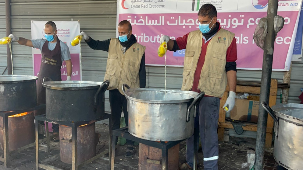 فرق الإغاثة الأردنية القطرية توزّع وجبات على النازحين جنوب غزة