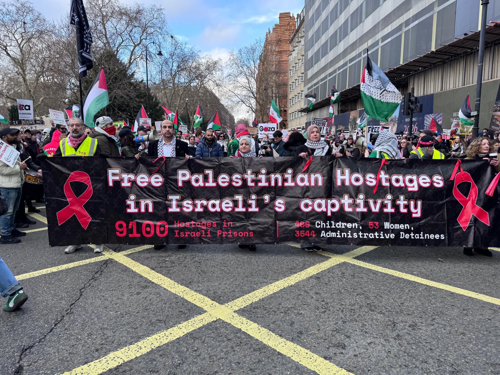 أكثر من 100 ألف متظاهر في لندن دعماً لفلسطين ورفضاً لمبادرة ترامب