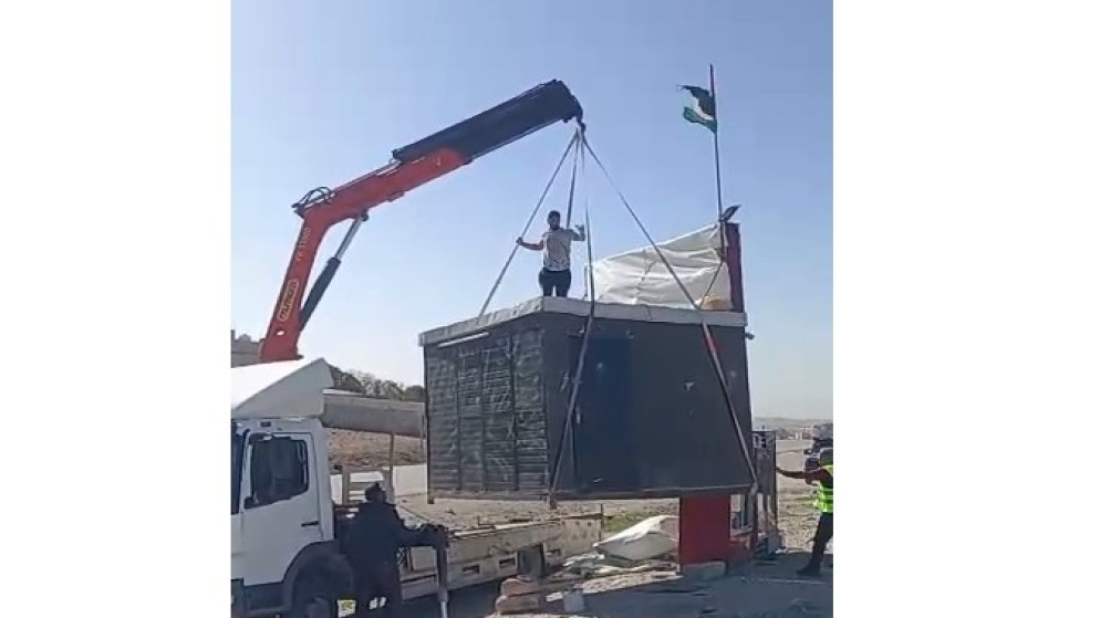 الأشغال تزيل الأكشاك المخالفة على شارع الـ100