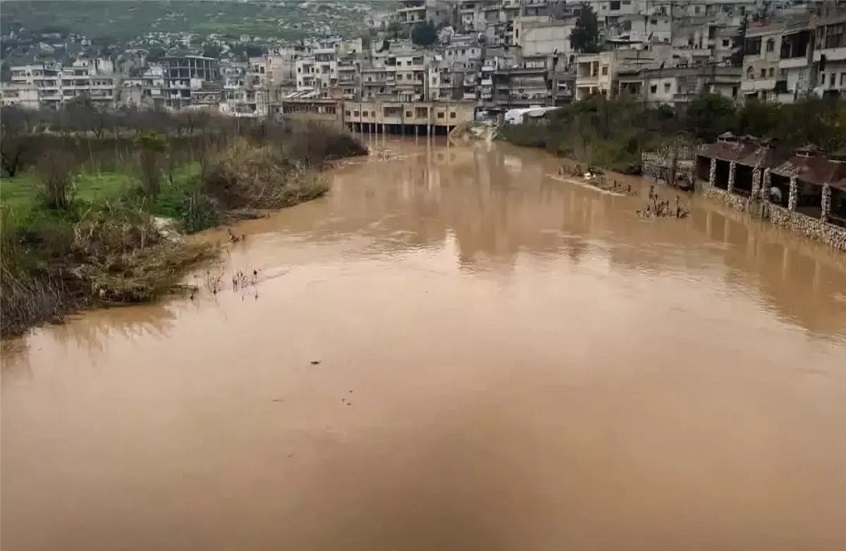 سيول مدمرة تضرب مخيمات النازحين في إدلب والساحل السوري وتشرد مئات العائلات