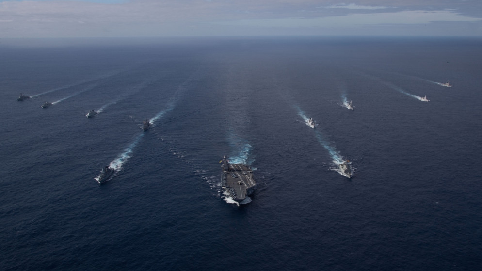 وول ستريت جورنال: البنتاغون يجهز حاملة طائرات ثانية لإرسالها إلى الشرق الأوسط    أبلغت وزارة الدفاع الأميركية البنتاغون مجموعة حاملة طائرات هجومية ثانية بالاستعداد للانتشار في الشرق الأوسط. في وقت يستعد فيه الجيش الأميركي لهجوم محتمل على إيران. بحسب ما نقلت وول ستريت جورنال عن 3 مسؤولين أميركيين.  وكان الرئيس الأميركي دونالد ترامب قال الثلاثاء إنه يدرس إرسال حاملة طائرات ثانية إلى الشرق الأوسط استعدادا لعمل عسكري في حال فشل المفاوضات مع إيران.  وأوضح أحد المسؤولين أن أمر الانتشار قد يصدر خلال ساعات.  وحذر المسؤولون من أن ترامب لم يصدر بعد أمرا رسميا بنشر الحاملة الثانية. وأن الخطط قد تتغير.  ومن المقرر أن تنضم الحاملة إلى حاملة الطائرات يو إس إس أبراهام لينكولن الموجودة بالفعل في المنطقة.  وقال أحد المسؤولين إن البنتاغون يستعد لنشر حاملة طائرات خلال أسبوعين. يرجح أن تنطلق من الساحل الشرقي للولايات المتحدة.  وتستكمل حاملة الطائرات يو إس إس جورج إتش دبليو بوش سلسلة من التدريبات قبالة سواحل فيرجينيا. وقد يتم تسريع هذه التدريبات. بحسب المسؤولين.  والتقى ترامب الأربعاء برئيس الوزراء الإسرائيلي بنيامين نتنياهو في البيت الأبيض لمناقشة المفاوضات مع إيران. ولم تُحسم بعد تفاصيل جولة ثانية محتملة من المحادثات مع إيران. وفقًا للمسؤولين.  وقال ترامب في منشور على وسائل التواصل الاجتماعي عقب الاجتماع إنه يفضل التوصل إلى اتفاق مع إيران.  وأضاف أصررت على استمرار المفاوضات مع إيران لمعرفة ما إذا كان يمكن إبرام اتفاق أم لا. وإذا أمكن ذلك. فقد أبلغت رئيس الوزراء أن هذا سيكون الخيار المفضل. وإذا لم يكن ذلك ممكنًا. فسيتعين علينا أن نرى ما ستكون عليه النتيجة.  المملكة