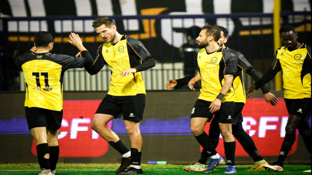 الحسين يهزم الوحدات بثنائية ويحافظ على صدارة دوري المحترفين