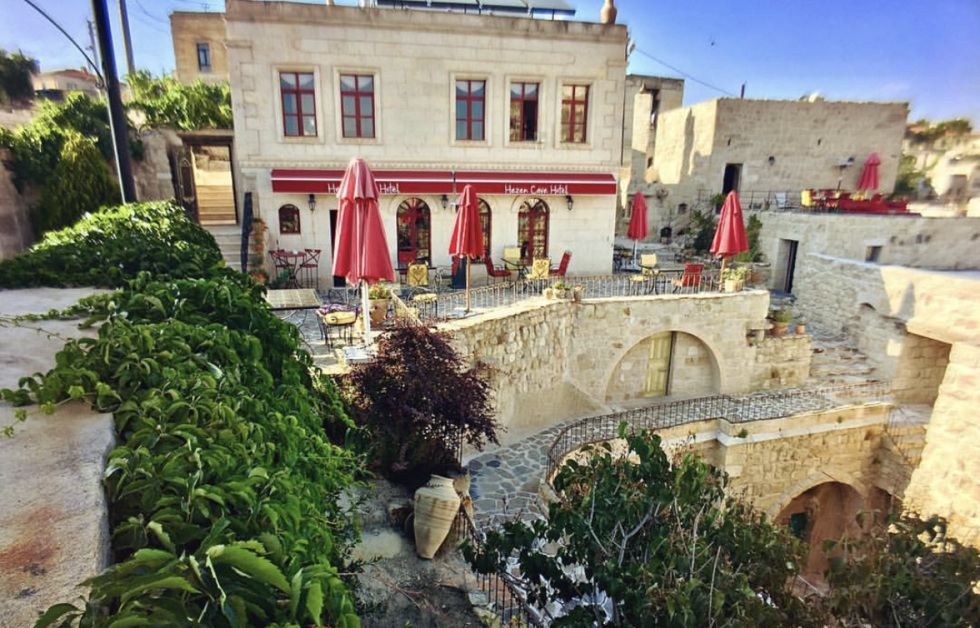 اكتشف سحر كابادوكيا: تجربة إقامة فريدة في فنادق الكهوف الفاخرة