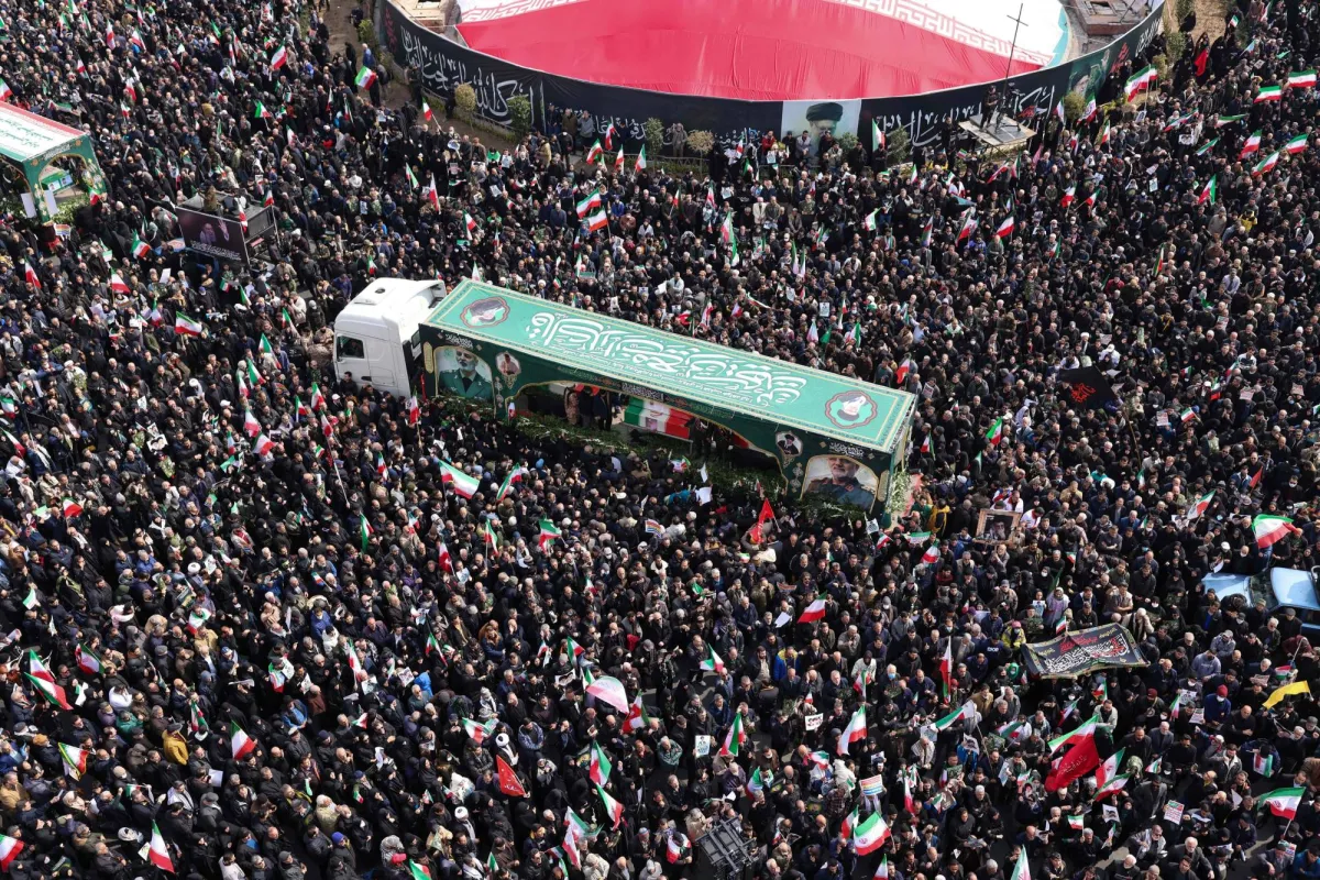 طهران تودع قادة عسكريين وسط تصعيد أمني وتحذيرات من الاحتجاجات