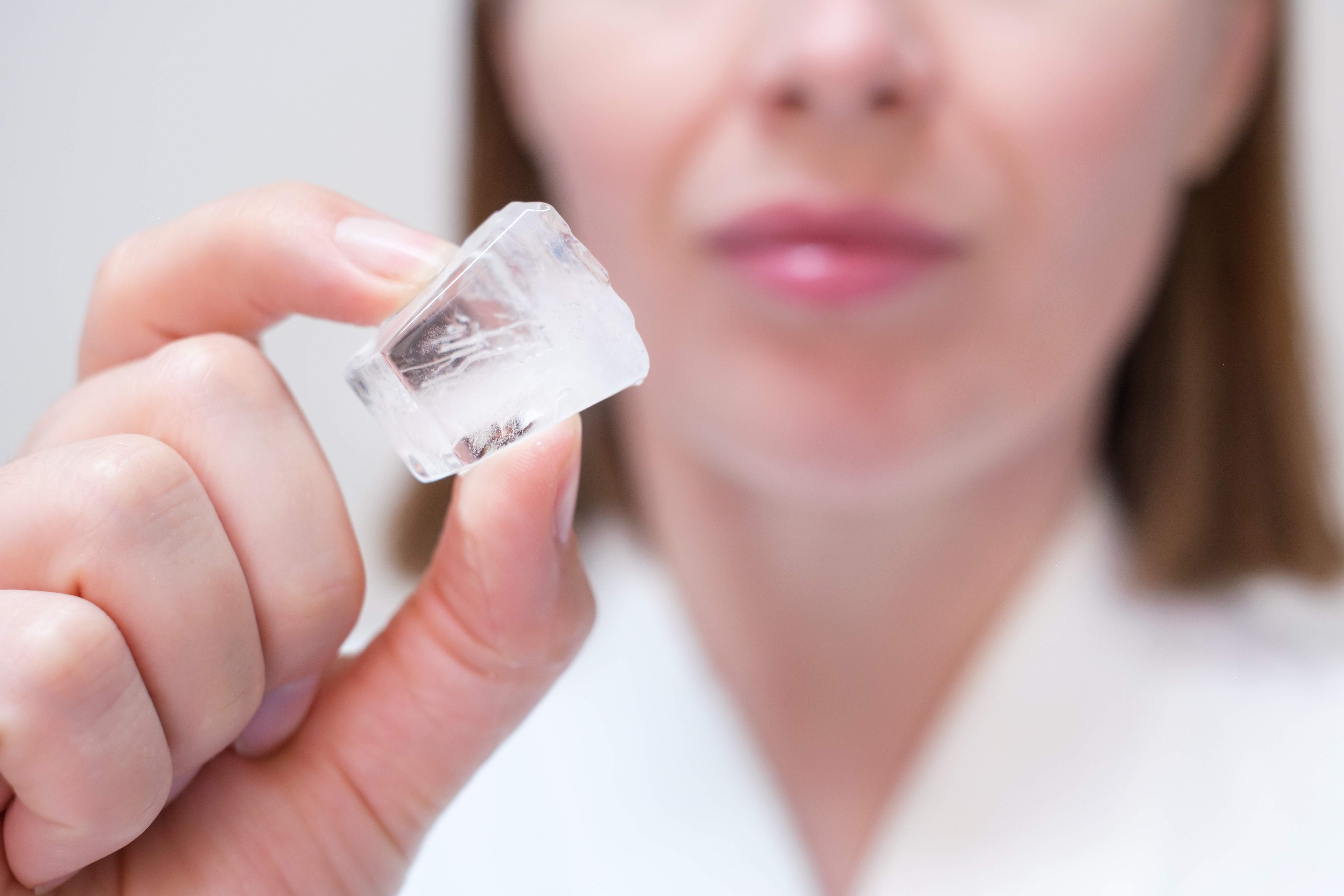 هل تبريد الوجه بالثلج يمنح بشرتك النضارة؟ إليك الحقيقة