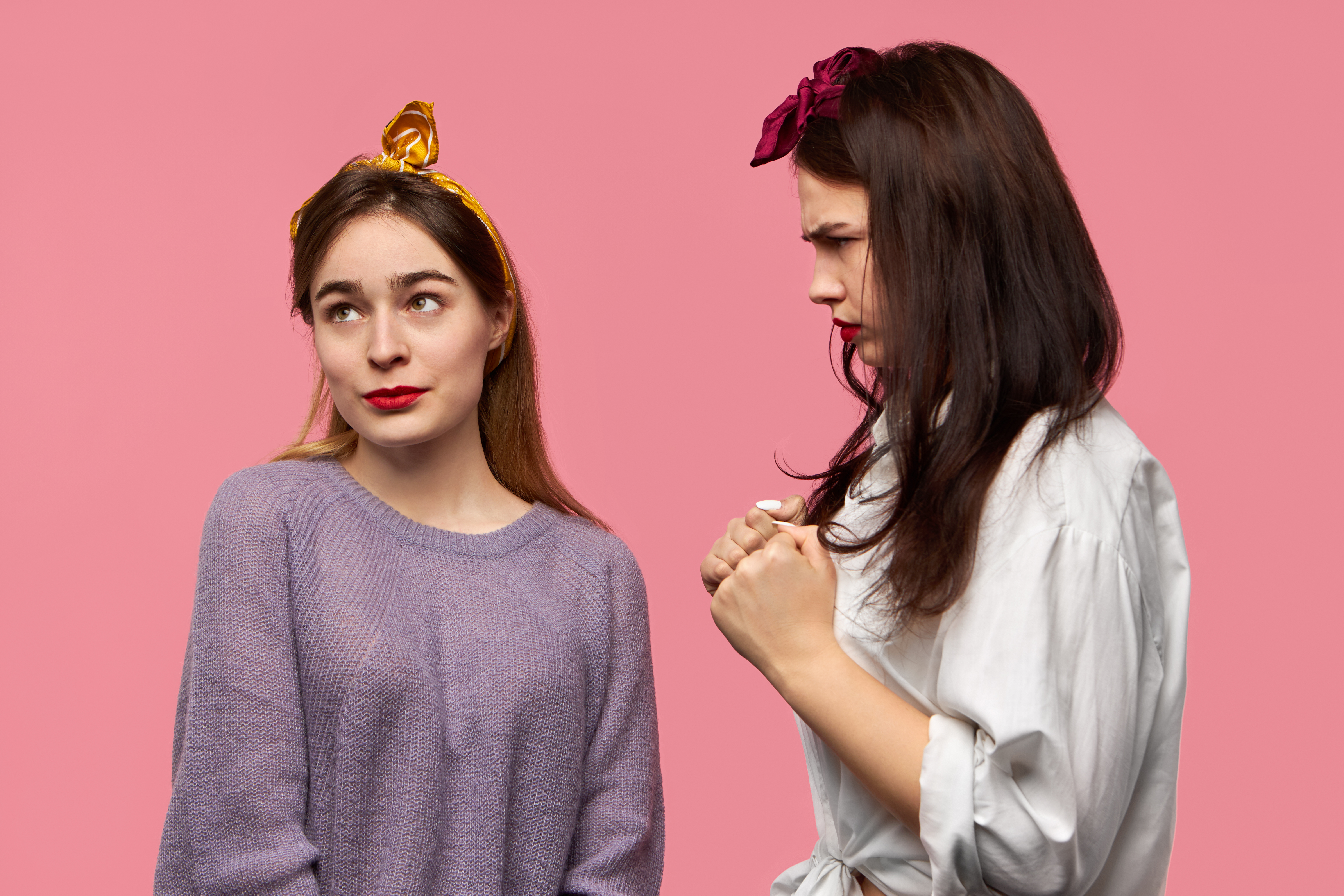 التسول الجاف: كيف يؤثر التلميح العاطفي على العلاقات وكيفية التعامل معه؟