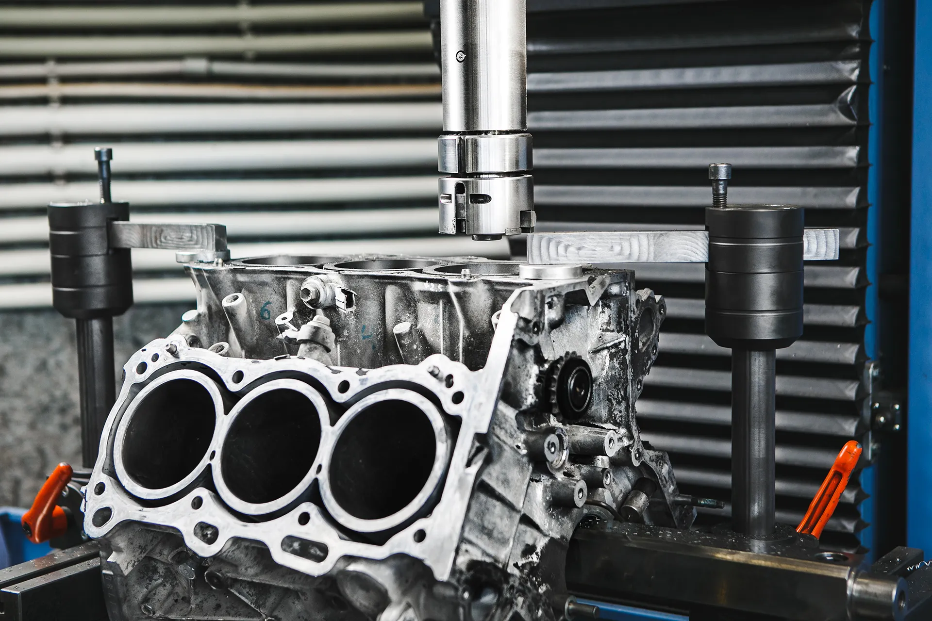 محركات ثلاثية الأسطوانات: هل تتصدر المشهد في عالم السيارات؟