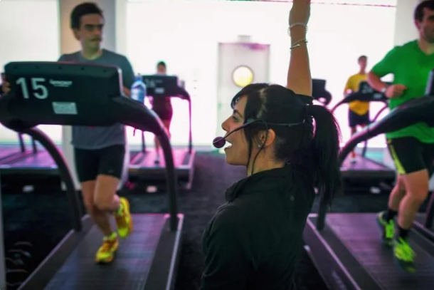 دراسة تكشف: خفض صوت الموسيقى في الرياضة لا يقلل الجهد ويحمي السمع