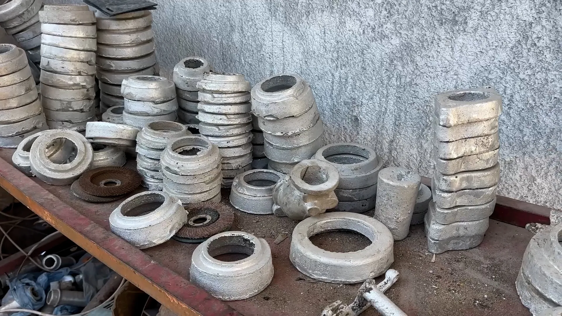 شاب غزي يحول الخردة إلى قطع غيار سيارات في ظل الحصار