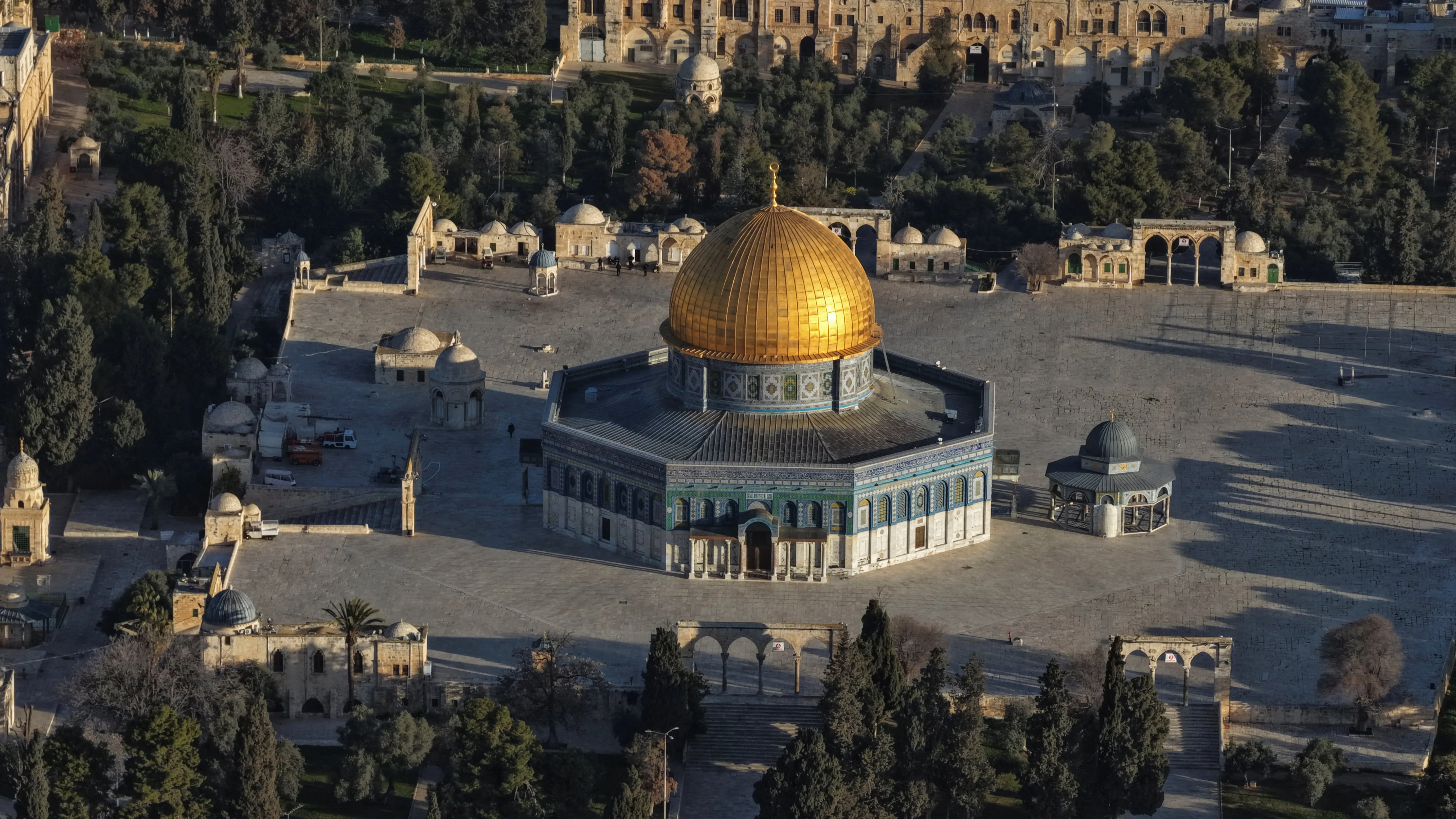 الأقصى بلا مصلين: منع صلاة الجمعة يثير اتهامات بـ