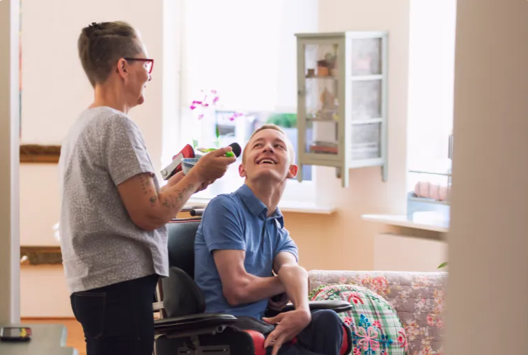 التصلب الجانبي الضموري: مرض يهاجم الأعصاب.. تعرف على الأسباب والأعراض وطرق العلاج