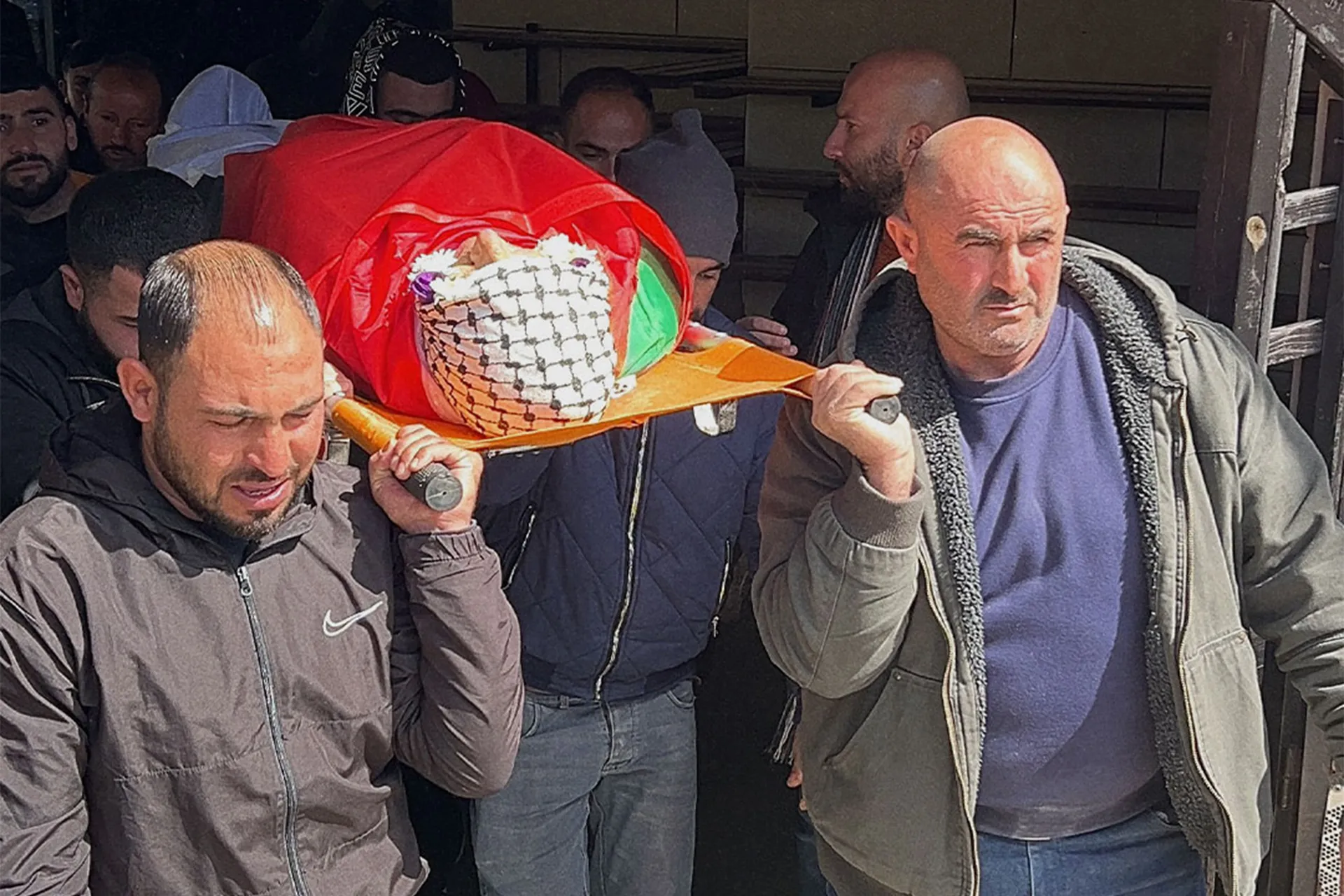 تصاعد العنف الاستيطاني في الضفة: قتلى وجرحى في هجمات متزايدة